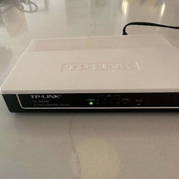 TP-Link 4-Port Cable/DSL Router - Picture 2 of 7